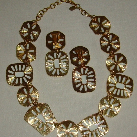 Kenneth Jay Lane (JKL) Chunky White Lucite Necklace and Earring Set - Picture 11 of 13